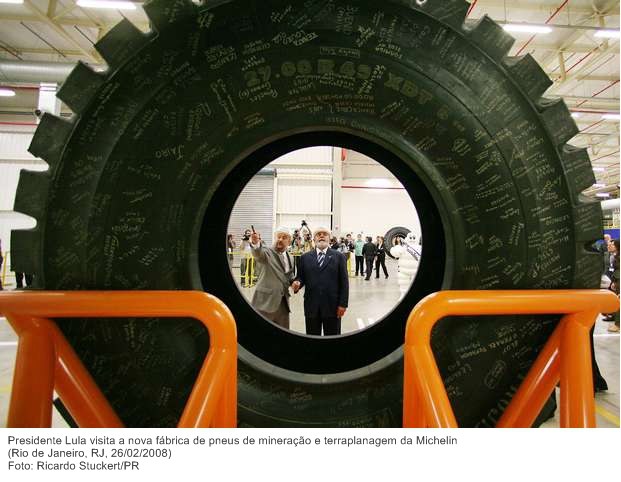 Presidente Lula visita a nova fábrica de pneus de mineração e terraplanagem da Michelin.