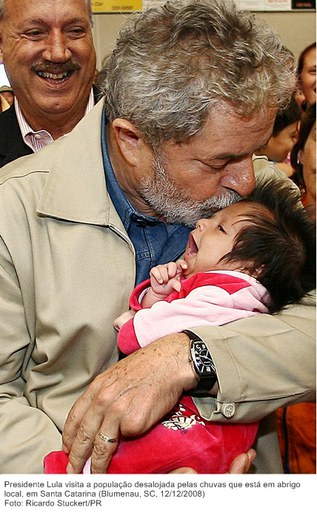 Presidente Lula visita a população desalojada pelas chuvas que está em abrigo local, em Santa Catarina.