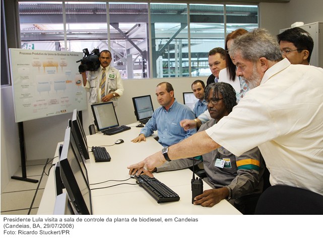 Presidente Lula visita a sala de controle da planta de biodiesel, em Candeias.