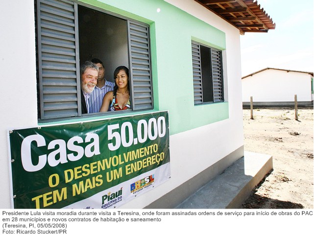 Presidente Lula visita moradia durante visita a Teresina, onde foram assinadas ordens de serviço para início de obras do PAC em 28 municípios e novos contratos de habitação e saneamento.