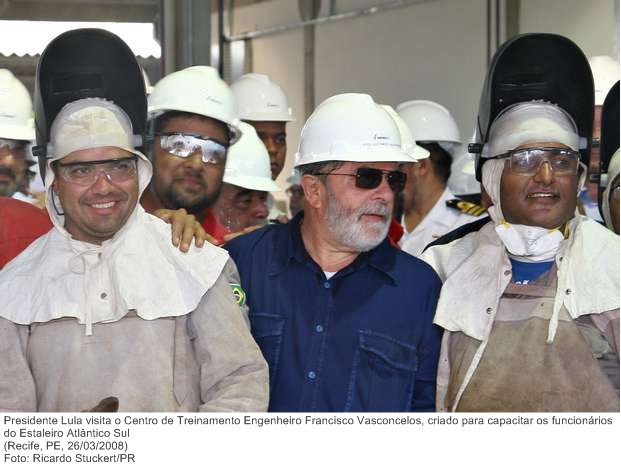 Presidente Lula visita o Centro de Treinamento Engenheiro Francisco Vasconcelos, criado para capacitar os funcionários do Estaleiro Atlântico Sul.