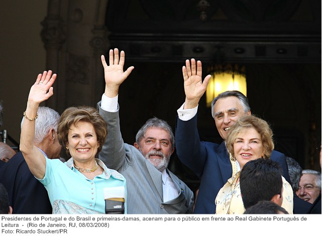 Presidentes de Portugal e do Brasil e primeiras-damas, acenam para o público em frente ao Real Gabinete Português de Leitura.