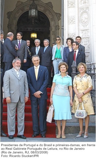 Presidentes de Portugal e do Brasil e primeiras-damas, em frente ao Real Gabinete Português de Leitura, no Rio de Janeiro.