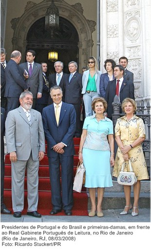 Presidentes de Portugal e do Brasil e primeiras-damas, em frente ao Real Gabinete Português de Leitura, no Rio de Janeiro.