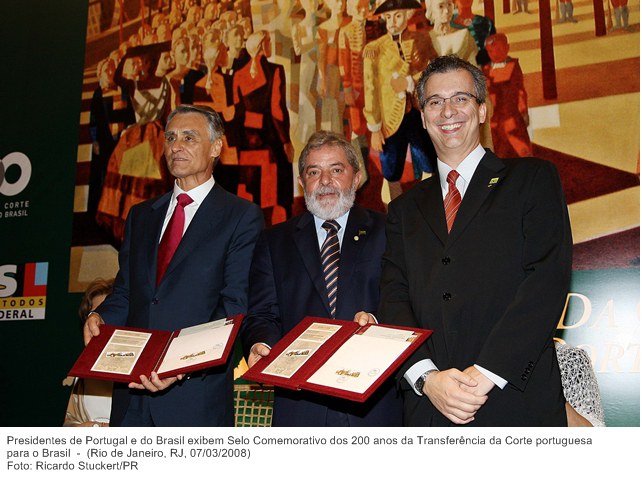 Presidentes de Portugal e do Brasil exibem Selo Comemorativo dos 200 anos da Transferência da Corte portuguesa para o Brasil.