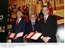 Presidentes de Portugal e do Brasil exibem Selo Comemorativo dos 200 anos da Transferência da Corte portuguesa para o Brasil.
