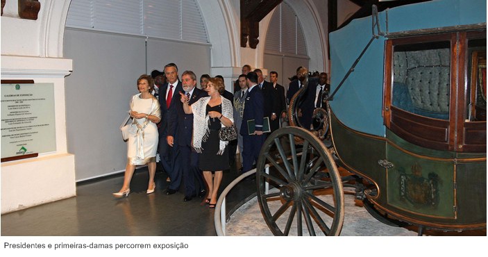 Presidentes e primeiras-damas percorrem exposição.