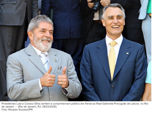 Presidentes Lula e Cavaco Silva sorriem e cumprimentam público em frente ao Real Gabinete Português de Leitura, no Rio de Janeiro.