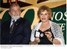 Primeira-dama, dona Marisa, ao lado do presidente Lula, mostra Medalha Comemorativa dos 200 anos da Transferência da Corte portuguesa para o Brasil (Museu Nacional).