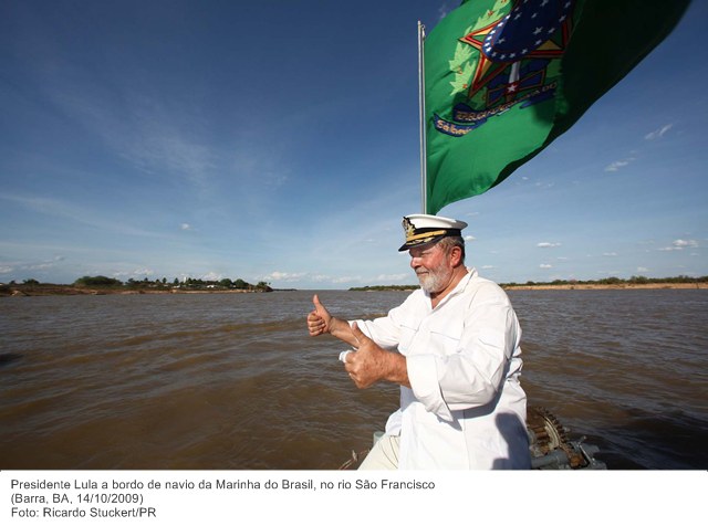 Presidente Lula a bordo de navio da Marinha do Brasil, no rio São Francisco.