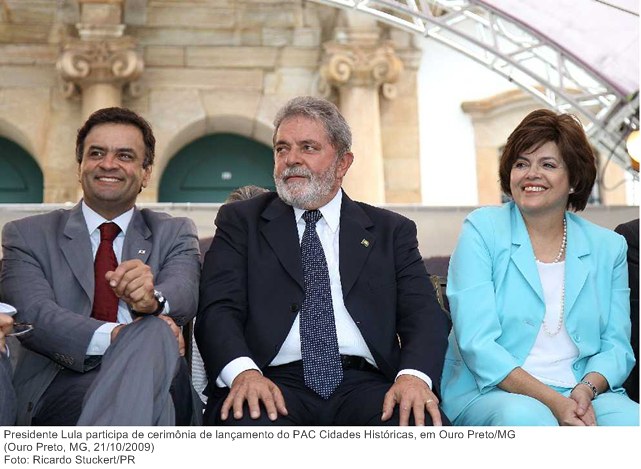 Presidente Lula, a ministra da Casa Civil, Dilma Rousseff, e o governador de Minas Gerais, Aécio Neves, durante cerimônia de lançamento do Programa de Aceleração do Crescimento (PAC) 