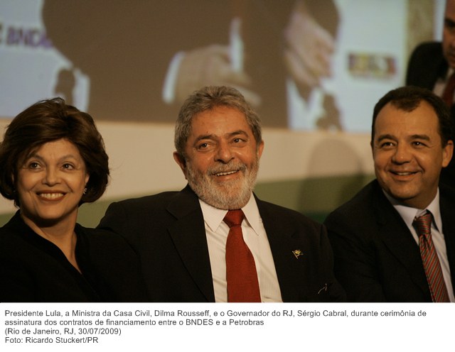 Presidente Lula, a Ministra da Casa Civil, Dilma Rousseff, e o Governador do RJ, Sérgio Cabral, durante cerimônia de assinatura dos contratos de financiamento entre o BNDES e a Petrobras.