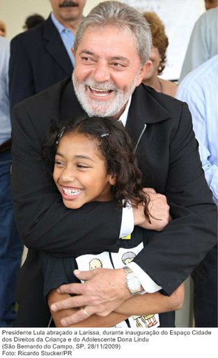 Presidente Lula abraçado a Larissa, durante inauguração do Espaço Cidade dos Direitos da Criança e do Adolescente Dona Lindu.