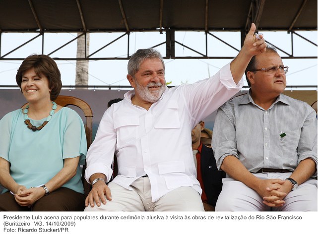 Presidente Lula acena para populares durante cerimônia alusiva à visita às obras de revitalização do Rio São Francisco.