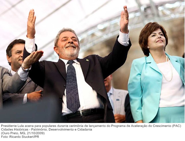 Presidente Lula acena para populares durante cerimônia de lançamento do Programa de Aceleração do Crescimento (PAC) Cidades Históricas.