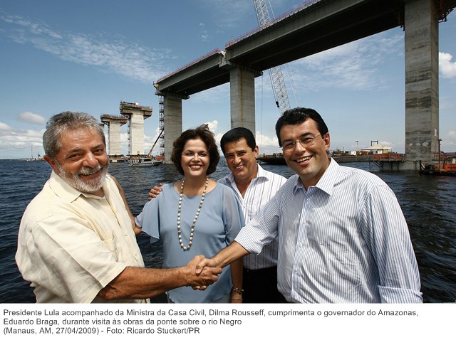 Presidente Lula acompanhado da Ministra da Casa Civil, Dilma Rousseff, cumprimenta o governador do Amazonas, Eduardo Braga, durante visita às obras da ponte sobre o rio Negro.