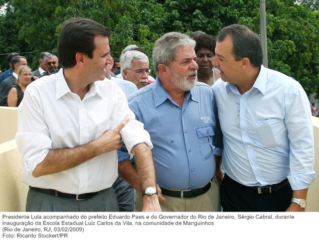 Presidente Lula acompanhado do prefeito Eduardo Paes e do Governador do Rio de Janeiro, Sérgio Cabral, durante inauguração da Escola Estadual Luiz Carlos da Vila, na comunidade de Manguinhos.