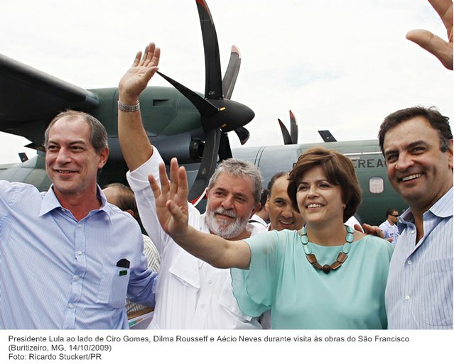 Presidente Lula ao lado de Ciro Gomes, Dilma Rousseff e Aécio Neves durante visita às obras do São Francisco.
