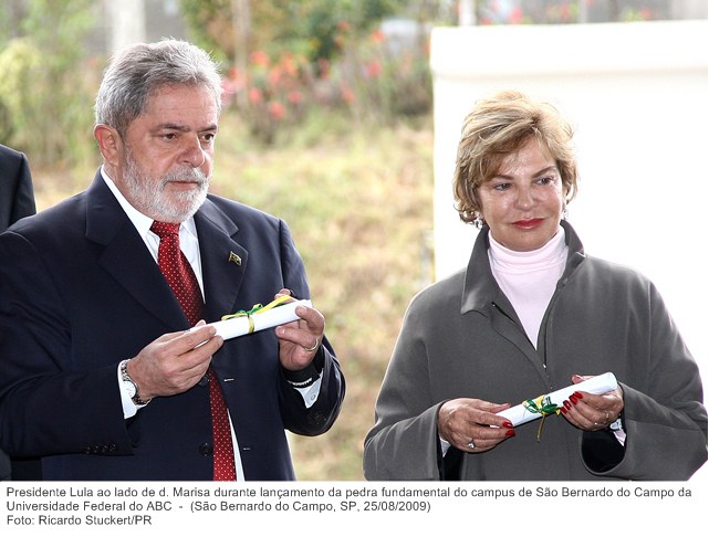 Presidente Lula ao lado de dona Marisa durante lançamento da pedra fundamental do campus de São Bernardo do Campo da Universidade Federal do ABC (2).