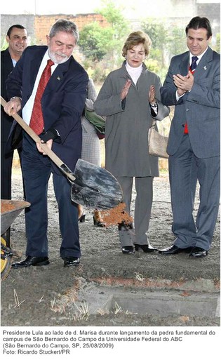 Presidente Lula ao lado de dona Marisa durante lançamento da pedra fundamental do campus de São Bernardo do Campo da Universidade Federal do ABC.