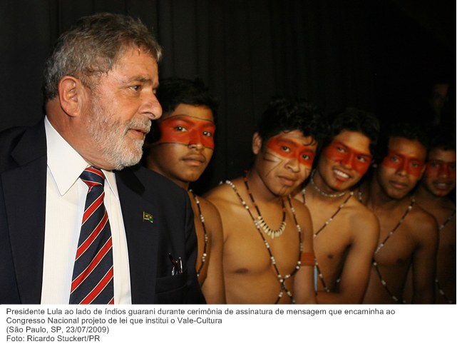 Presidente Lula ao lado de índios guarani durante cerimônia de assinatura de mensagem que encaminha ao Congresso Nacional projeto de lei que institui o Vale-Cultura.