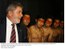 Presidente Lula ao lado de índios guarani durante cerimônia de assinatura de mensagem que encaminha ao Congresso Nacional projeto de lei que institui o Vale-Cultura.