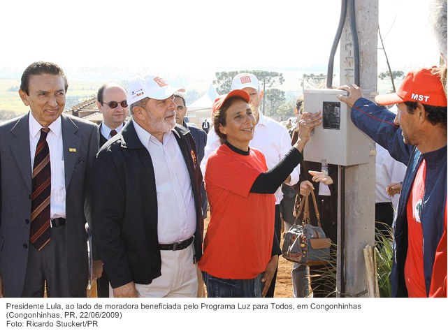 Presidente Lula, ao lado de moradora beneficiada pelo Programa Luz para Todos, em Congonhinhas.