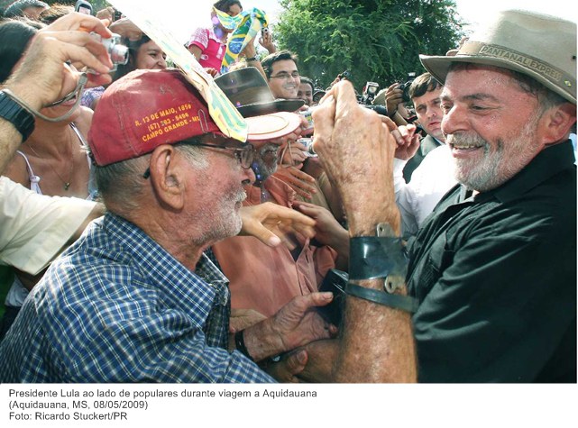 Presidente Lula ao lado de populares durante viagem a Aquidauana (2).
