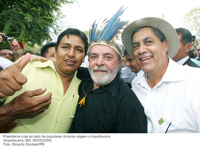 Presidente Lula ao lado de populares durante viagem a Aquidauana.