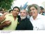 Presidente Lula ao lado de populares durante viagem a Aquidauana.