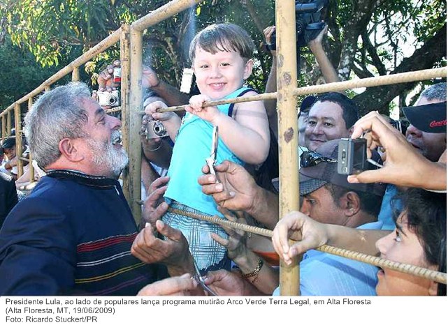 Presidente Lula, ao lado de populares lança programa mutirão Arco Verde Terra Legal, em Alta Floresta.