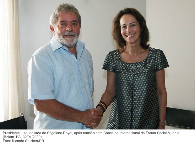 Presidente Lula, ao lado de Ségolène Royal, após reunião com Conselho Internacional do Fórum Social Mundial