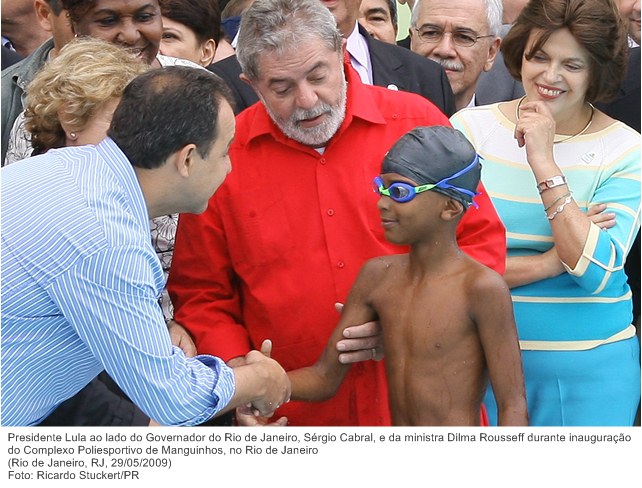 Presidente Lula ao lado do Governador do Rio de Janeiro, Sérgio Cabral, e da ministra Dilma Rousseff durante inauguração do Complexo Poliesportivo de Manguinhos, no Rio de Janeiro.