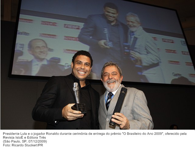 Presidente Lula ao lado do jogador Ronaldo durante cerimônia de entrega do prêmio O Brasileiro do Ano 2009, oferecido pela Revista Isto É e Editora Três.