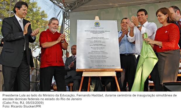 Presidente Lula ao lado do Ministro da Educação, Fernando Haddad, durante cerimônia de inauguração simultânea de escolas técnicas federais no estado do Rio de Janeiro.