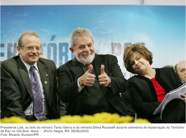 Presidente Lula, ao lado do ministro Tarso Genro e da ministra Dilma Rousseff durante cerimônia de implantação do Território de Paz na Vila Bom Jesus.