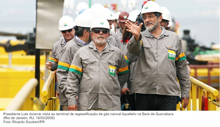 Presidente Lula ao lado do Presidente da Petrobras, Sérgio Gabrielli, durante visita ao terminal de regaseificação de gás natural liquefeito na Baía de Guanabara.