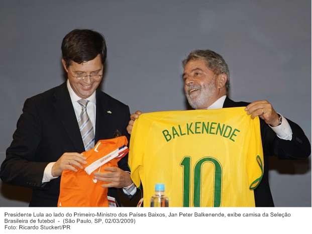 Presidente Lula ao lado do Primeiro-Ministro dos Países Baixos, Jan Peter Balkenende, exibe camisa da Seleção Brasileira de futebol.