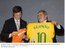 Presidente Lula ao lado do Primeiro-Ministro dos Países Baixos, Jan Peter Balkenende, exibe camisa da Seleção Brasileira de futebol.