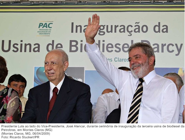 Presidente Lula ao lado do Vice-Presidente, José Alencar, durante cerimônia de inauguração da terceira usina de biodiesel da Petrobras, em Montes Claros (MG).