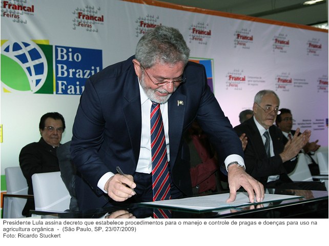 Presidente Lula assina decreto que estabelece procedimentos para o manejo e controle de pragas e doenças para uso na agricultura orgânica.