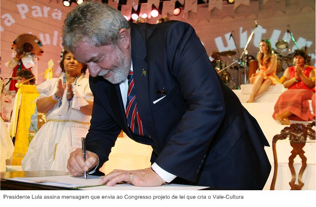 Presidente Lula assina mensagem que envia ao Congresso projeto de lei que cria o Vale-Cultura.