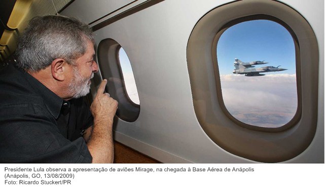 Presidente Lula assiste à apresentação de aviões Mirage, na Base Aérea de Anápolis.