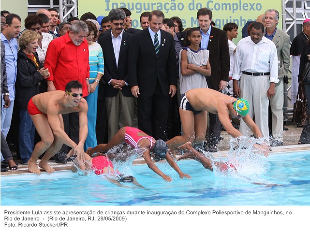 Presidente Lula assiste apresentação de crianças durante inauguração do Complexo Poliesportivo de Manguinhos, no Rio de Janeiro.