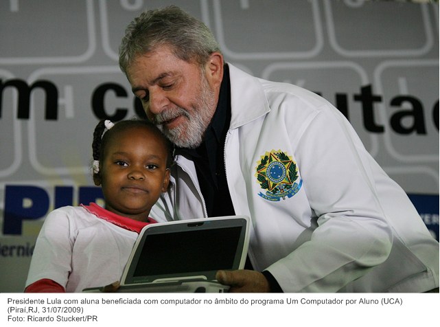 Presidente Lula com aluna beneficiada com computador no âmbito do programa Um Computador por Aluno (UCA).