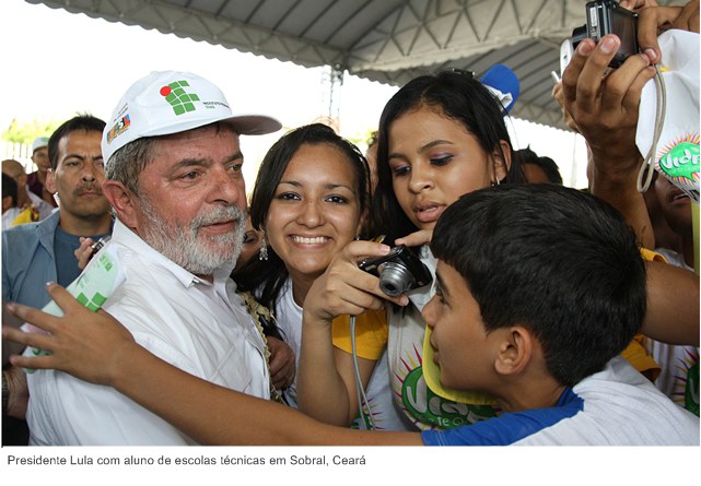 Presidente Lula com aluno de escolas técnicas em Sobral, Ceará.