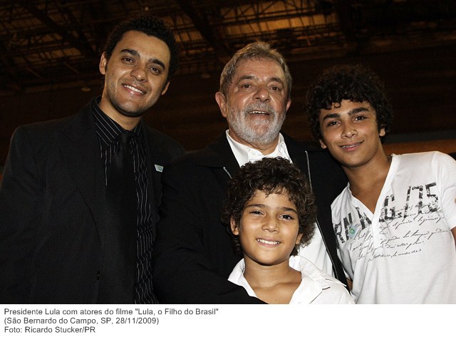 Presidente Lula com atores do filme Lula, o Filho do Brasil (3).