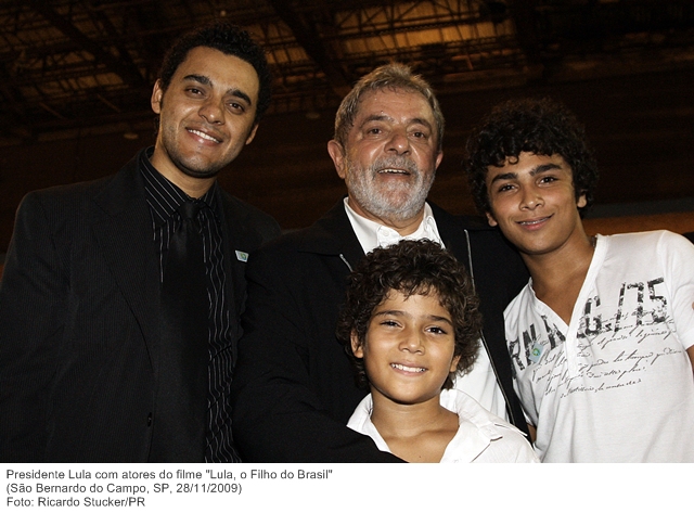 Presidente Lula com atores do filme Lula, o Filho do Brasil (3).