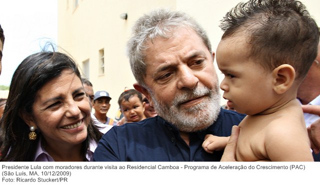Presidente Lula com moradores durante visita ao Residencial Camboa - Programa de Aceleração do Crescimento (PAC).