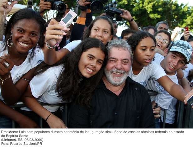Presidente Lula com populares durante cerimônia de inauguração simultânea de escolas técnicas federais no estado do Espírito Santo (2).